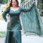 Shraddha Arya Instagram – Real Smiles hai, No Filter Vibes Hai🦚 
#HappyWorldSmileDay 

Styling : @sacorina ❤️
Photographer: @pappu.gupta.549