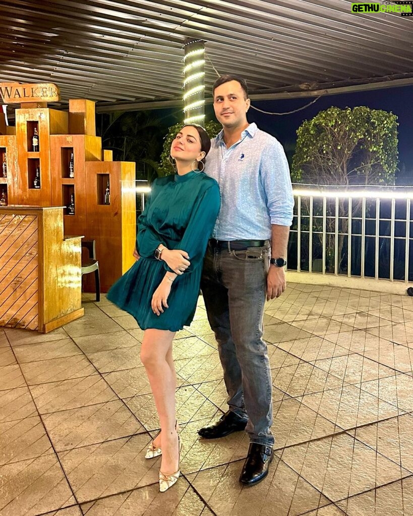 Shraddha Arya Instagram - After sternly telling him to pose nicely with me, these are some of the best shots I could get with him. 🤦🏻‍♀️ #JustCantPoseProperly #FunnyNotFunny #HubBub ❤️