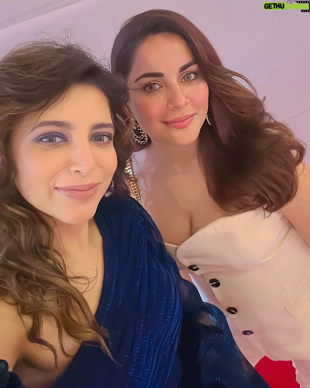 Shraddha Arya Instagram - 🫶 @sarya12 . . . . #nehaadhvikmahajan #shraddhaarya #aboutlastnight