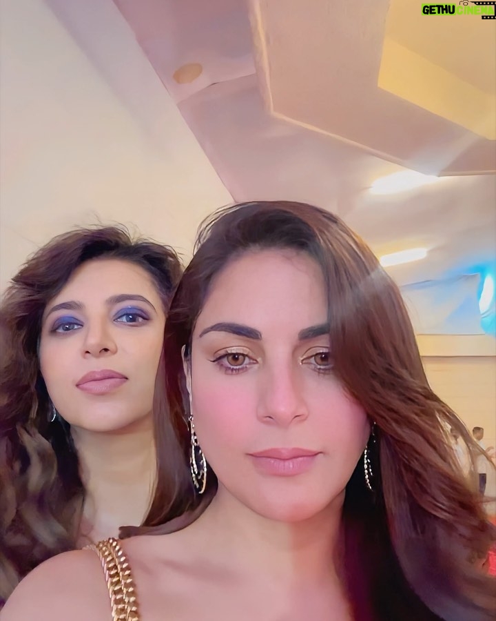 Shraddha Arya Instagram - 🫶 @sarya12 . . . . #nehaadhvikmahajan #shraddhaarya #aboutlastnight