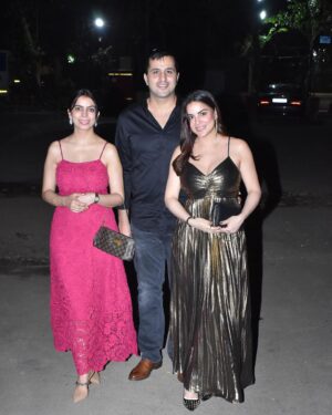 Shraddha Arya Instagram - I think I’m not meant to have quiet birthdays. I really tried this time! lol 
Thank You My FamBam for making it special for me ❤️
#BirthdayDinner #LoveMyFriends 
Photography: @mahadevallegunti 🤗