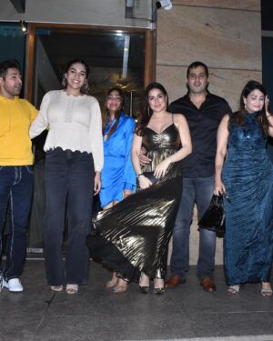 Shraddha Arya Instagram - I think I’m not meant to have quiet birthdays. I really tried this time! lol 
Thank You My FamBam for making it special for me ❤️
#BirthdayDinner #LoveMyFriends 
Photography: @mahadevallegunti 🤗