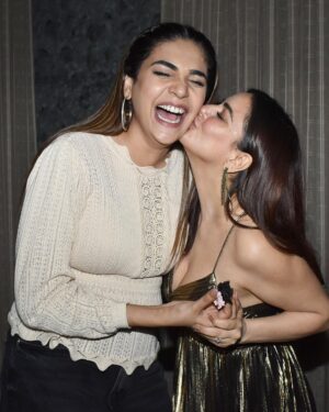 Shraddha Arya Instagram - I think I’m not meant to have quiet birthdays. I really tried this time! lol 
Thank You My FamBam for making it special for me ❤️
#BirthdayDinner #LoveMyFriends 
Photography: @mahadevallegunti 🤗