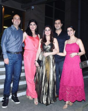 Shraddha Arya Instagram - I think I’m not meant to have quiet birthdays. I really tried this time! lol 
Thank You My FamBam for making it special for me ❤️
#BirthdayDinner #LoveMyFriends 
Photography: @mahadevallegunti 🤗