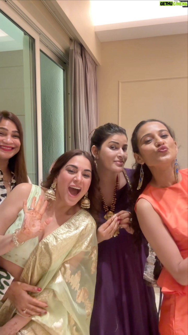 Shraddha Arya Instagram - Mi Amigos ❤️ #YaariTeri #MujheZindagiSeBhiPyaariHai #Bff #MissingYouAll