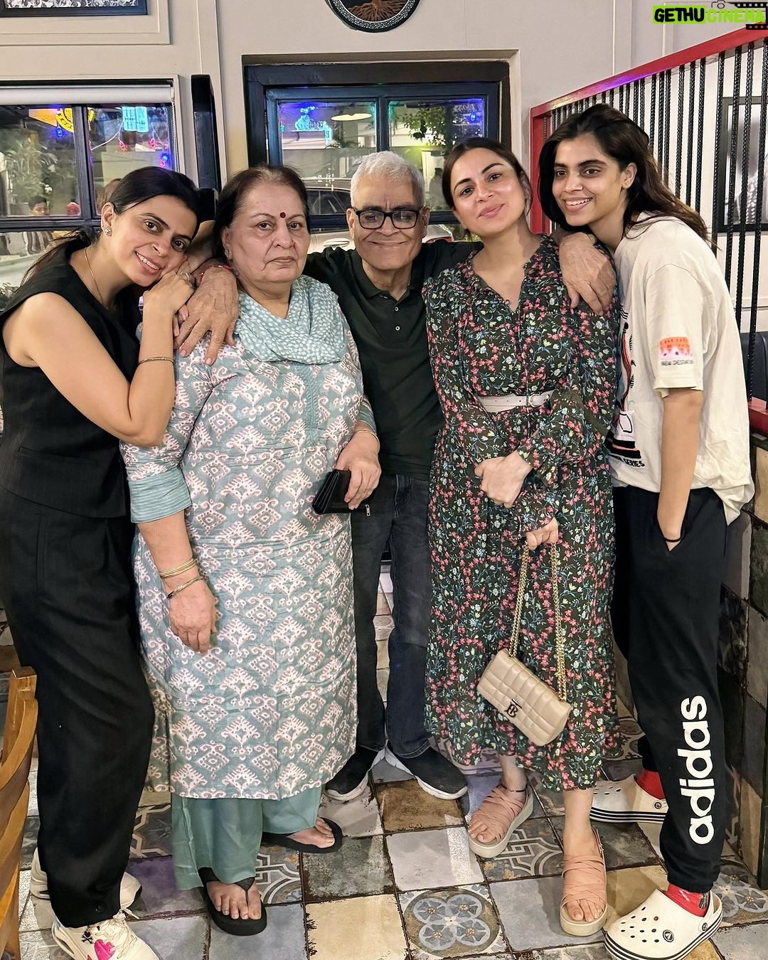 Shraddha Arya Instagram - Daddy’s Birthday Dinner! #FamBam 🥳🎂❤️