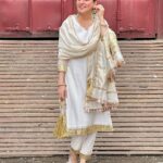 Shraddha Arya Instagram - Dilli Shehar Ka Saara Meena Bazaar leke 🌷 #Unedited #Unfiltered #JustMe #InATerrificOutfit #WhiteandGold #Kurti