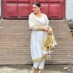Shraddha Arya Instagram - Dilli Shehar Ka Saara Meena Bazaar leke 🌷 #Unedited #Unfiltered #JustMe #InATerrificOutfit #WhiteandGold #Kurti