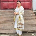 Shraddha Arya Instagram - Dilli Shehar Ka Saara Meena Bazaar leke 🌷 #Unedited #Unfiltered #JustMe #InATerrificOutfit #WhiteandGold #Kurti
