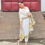 Shraddha Arya Instagram - Dilli Shehar Ka Saara Meena Bazaar leke 🌷 #Unedited #Unfiltered #JustMe #InATerrificOutfit #WhiteandGold #Kurti