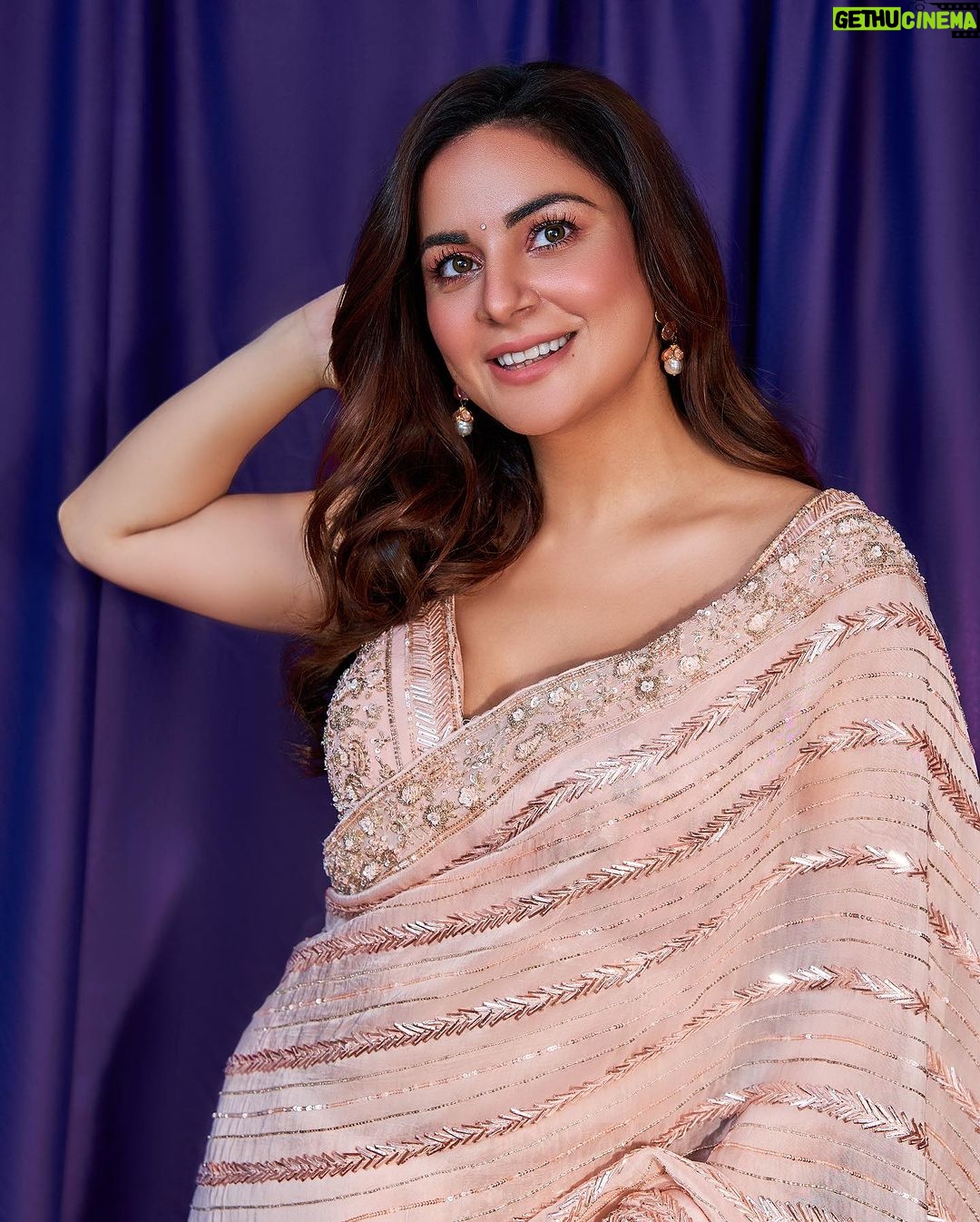 Shraddha Arya Instagram - Ek Khwaab Den Ek Khwaab Len… ✨ 💖 Styled by : @kmundhe4442 Outfit by: @Kalighataindia PR: @nisha_pansari Click by : @pritamajumdarstudio