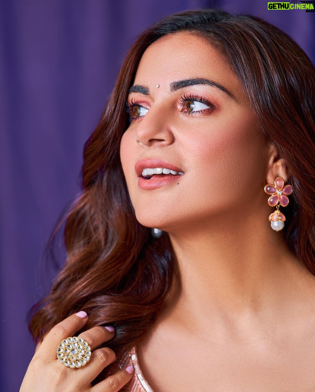Shraddha Arya Instagram - Ek Khwaab Den Ek Khwaab Len… ✨ 💖 Styled by : @kmundhe4442 Outfit by: @Kalighataindia PR: @nisha_pansari Click by : @pritamajumdarstudio