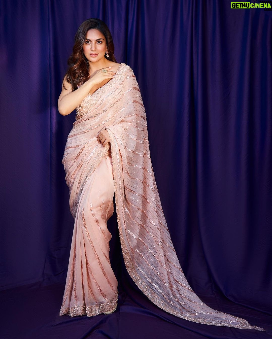 Shraddha Arya Instagram - Ek Khwaab Den Ek Khwaab Len… ✨ 💖 Styled by : @kmundhe4442 Outfit by: @Kalighataindia PR: @nisha_pansari Click by : @pritamajumdarstudio