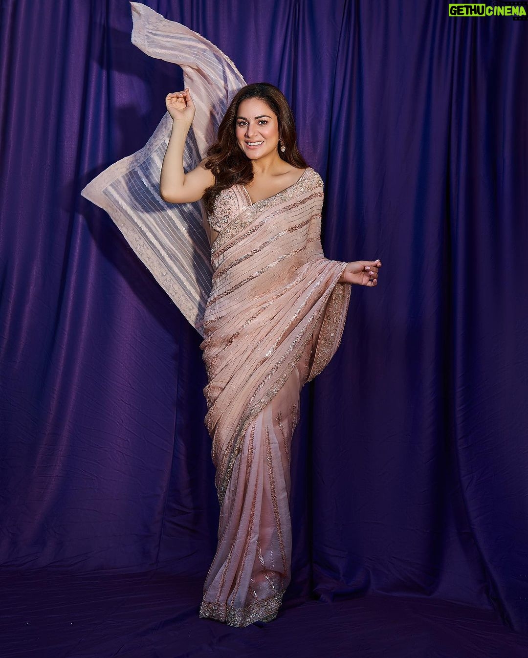 Shraddha Arya Instagram - Ek Khwaab Den Ek Khwaab Len… ✨ 💖 Styled by : @kmundhe4442 Outfit by: @Kalighataindia PR: @nisha_pansari Click by : @pritamajumdarstudio