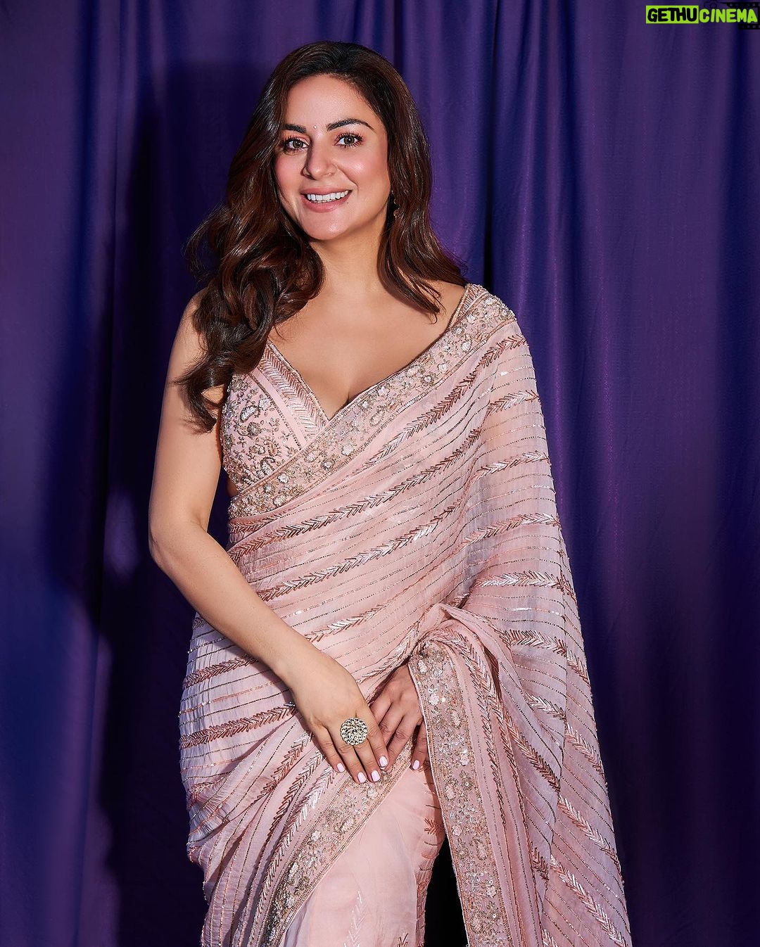 Shraddha Arya Instagram - Ek Khwaab Den Ek Khwaab Len… ✨ 💖 Styled by : @kmundhe4442 Outfit by: @Kalighataindia PR: @nisha_pansari Click by : @pritamajumdarstudio