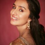 Shraddha Kapoor Instagram - 90s ka kaunsa character jachta mujhpe ???