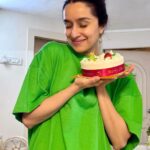 Shraddha Kapoor Instagram - Cake bhi koi share karne ki cheez hai??? Merry Christmas 🎄♥️