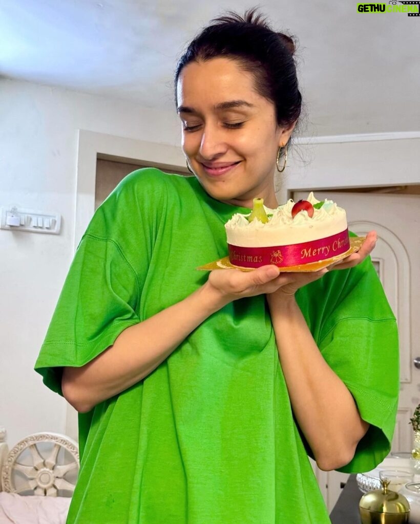 Shraddha Kapoor Instagram - Cake bhi koi share karne ki cheez hai??? Merry Christmas 🎄♥