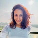 Shraddha Kapoor Instagram - Dhoop aisi ho toh 250-300 selfie kheenchne mein kaisi sharam??? ☀️😃