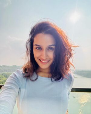 Shraddha Kapoor Instagram - Dhoop aisi ho toh 250-300 selfie kheenchne mein kaisi sharam??? ☀️😃