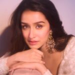 Shraddha Kapoor Instagram - Acchi lag rahi hun, Shaadi kar lun ??? 😝