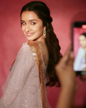 Shraddha Kapoor Instagram - 90s ka kaunsa character jachta mujhpe ???