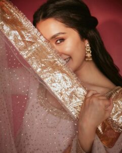 Shraddha Kapoor Instagram - 90s ka kaunsa character jachta mujhpe ???
