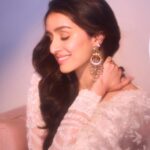 Shraddha Kapoor Instagram - Acchi lag rahi hun, Shaadi kar lun ??? 😝