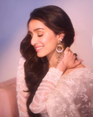 Shraddha Kapoor Instagram - Acchi lag rahi hun, Shaadi kar lun ??? 😝
