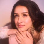 Shraddha Kapoor Instagram – Acchi lag rahi hun, Shaadi kar lun ??? 😝