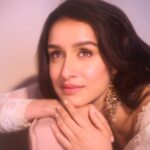 Shraddha Kapoor Instagram - Acchi lag rahi hun, Shaadi kar lun ??? 😝
