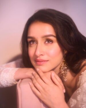 Shraddha Kapoor Instagram - Acchi lag rahi hun, Shaadi kar lun ??? 😝