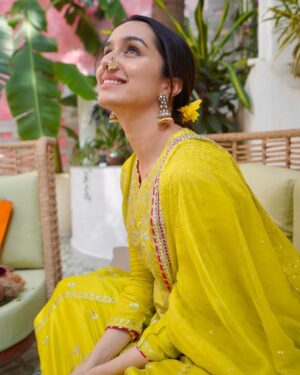 Shraddha Kapoor Instagram - Batao kya dekh rahi hoon???