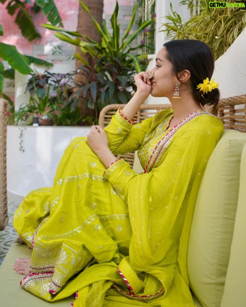 Shraddha Kapoor Instagram - Batao kya dekh rahi hoon???