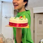 Shraddha Kapoor Instagram - Cake bhi koi share karne ki cheez hai??? Merry Christmas 🎄♥️