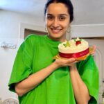 Shraddha Kapoor Instagram - Cake bhi koi share karne ki cheez hai??? Merry Christmas 🎄♥️