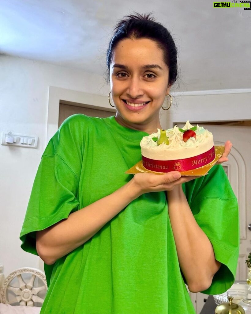 Shraddha Kapoor Instagram - Cake bhi koi share karne ki cheez hai??? Merry Christmas 🎄♥️
