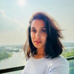 Shraddha Kapoor Instagram – Dhoop aisi ho toh 250-300 selfie kheenchne mein kaisi sharam??? ☀️😃