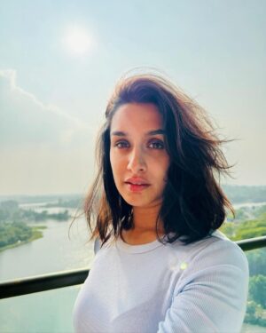 Shraddha Kapoor Instagram - Dhoop aisi ho toh 250-300 selfie kheenchne mein kaisi sharam??? ☀️😃