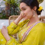 Shraddha Kapoor Instagram – Batao kya dekh rahi hoon???