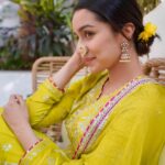 Shraddha Kapoor Instagram - Batao kya dekh rahi hoon???