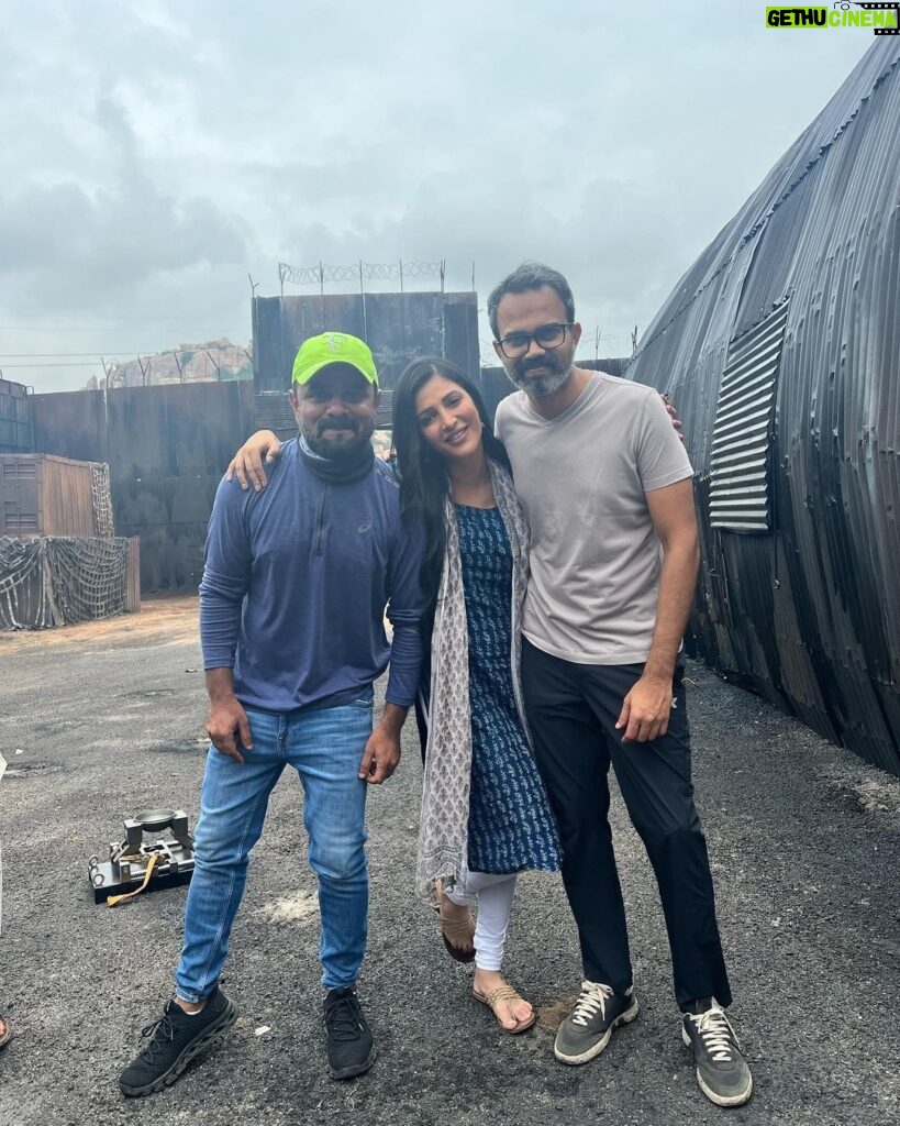Shruti Haasan Instagram - SALAAR memories 🤎 I truly had the best time working with these awesome awesome people , full of light and positivity . We had so much fun making this movie too Prabhas fed and cared for us so well , Prashant sir was so fun with his between shots races and matches and Bhuvan sir made a whole entire music video with me ! It makes me happy when good people get good things in life ❤🧿 I loved being in this movie and all the memories we made with so so so much hard work from every single person in the crew that worked tirelessly . Thankyou Prashant sit for making me a part of your insane majestic world and Thankyou Hombale films and team too !