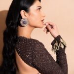 Shruti Haasan Instagram - Saree not saree 🤎 . . . . . Outfit- @arpitamehtaofficial Accessories- @apalabysumitofficial Styling- @openhousestudio.in Assisted by- @prarthanasrinivasaraja, @mithra_kandhaswaami, @varshininatrajan Photographer- @kannasrihari Makeup- @devikajodhani Hair - @bhagyalaxmipadya Assisted by @yalabo_makeup