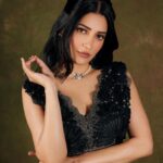 Shruti Haasan Instagram - 🌙 energy . . . Styling @manogna_gollapudi Outfit @jade_bymk Photographer @pranav.foto Asst @sunandini_vijjagiri @pravalikamuningani Hair - @noori_hairstylist Makeup - @makeoverbyiqraaa