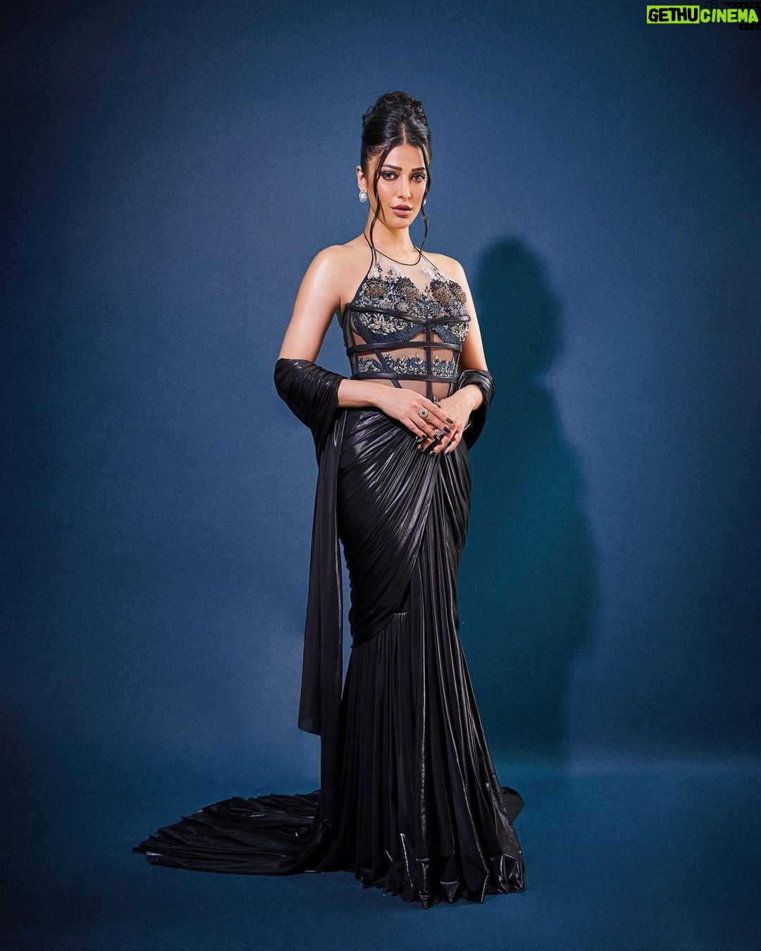 Shruti Haasan Instagram - 🌚 💎 🐚 🧜♀️🖤 . . . . Styled by: @profanayty Assisted by: @whyshestyled @muskanguptaaaa_ Outfit: @maisonhofficial Jewelry: @ayanasilverjewellry @celesticjewels @shoppaksha Footwear: @aands_official Bag: @isharya Makeup: @george_p_kritikos @gpkritikos Hair: @noori_hairstylist Photographer: @akshay_26
