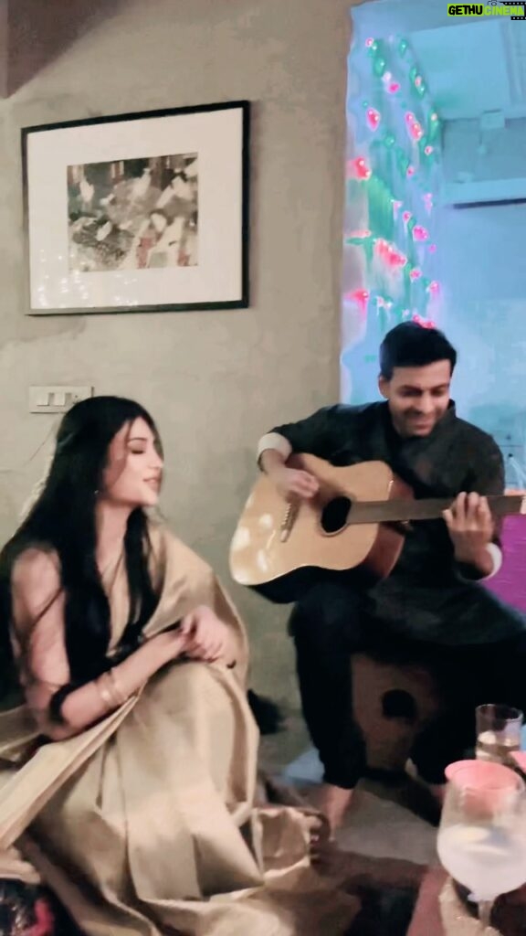 Shruti Haasan Instagram - மல்லிகைப் பூ monster :) I shared a beautiful evening with friends yesterday and my mommy dearest insisted we do an impromptu performance of monster machine. @karanparikh27 had to tune my ratty old almost dead guitar and then we had the best time as we always do making music together ! I’m so thankful that I get to make music and share it with people be it at home or on the stage .. ❤ it’s truly one of the most magical things about my life I missed the rest of our beautiful monster machine family so very much but I know everyone had a beautiful Diwali with their family and friends … I love it when the world is filled with this kind of celebration 🧿 Thankyou @pwrfanatic for the 🎥❤ Ps- @santanu_hazarika_art Thankyou for your vocal speaking renditions on the song and in person and Thankyou the most incredible partner and friend