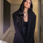 Shruti Haasan Instagram - 🙏🧿⭐️❤️ Makeup : @prakatwork Hair : @noori_hairstylist Styling : @shrutzhaasan Shot by @george_ferna_photography