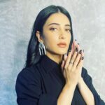 Shruti Haasan Instagram – playing music and playing dress up 🧿🖤 

Styled by @profanayty 
Makeup @devikajodhani 
Hair @noori_hairstylist