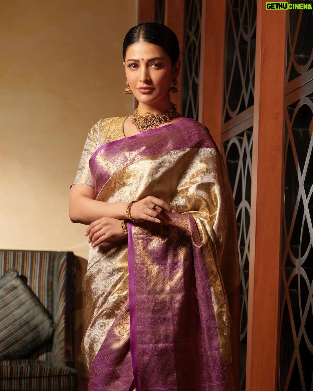 Shruti Haasan Instagram - தமிழ் பொண்ணு for life 🧿💥⭐️ It’s either rock n roll leather or pure pattu for me 🖤 . . Saree @kanchivmlsilks Blouse @r.for.rupamani Jewels @bcos_its_silver Styling @manogna_gollapudi Photographer @shafishakkeer videographer @filmmakersanil Hair: @noori_hairstylist Makeup: @makeovergamesby_iqraansari