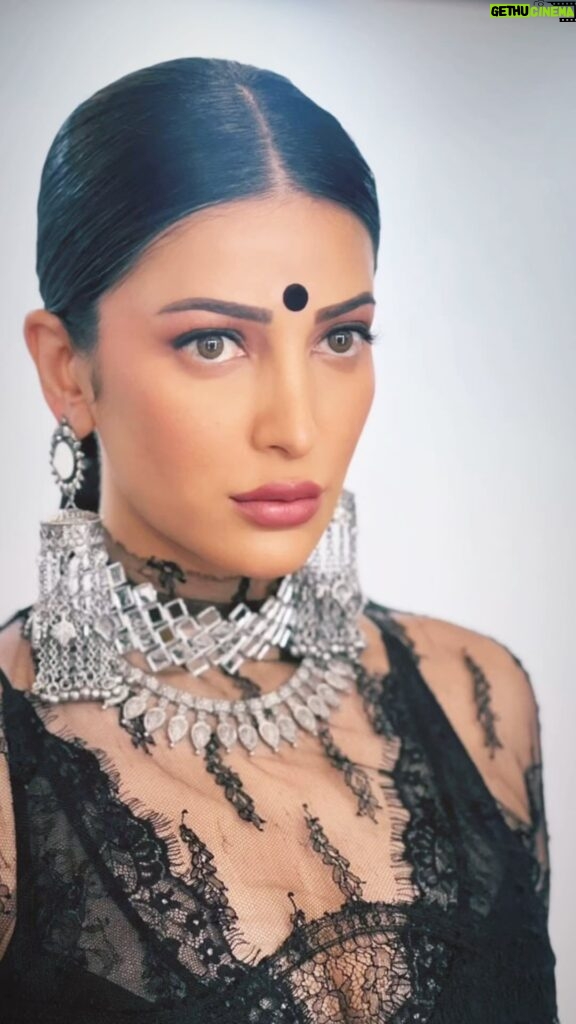 Shruti Haasan Instagram - THAT desi goth energy only an Indian woman can bring to the table - everyone’s favourite look from monster machine styled by @profanayty makeup up by @prakatwork and hair by @noori_hairstylist THE DREAM TEAM that helped me create all the looks for #monstermachine